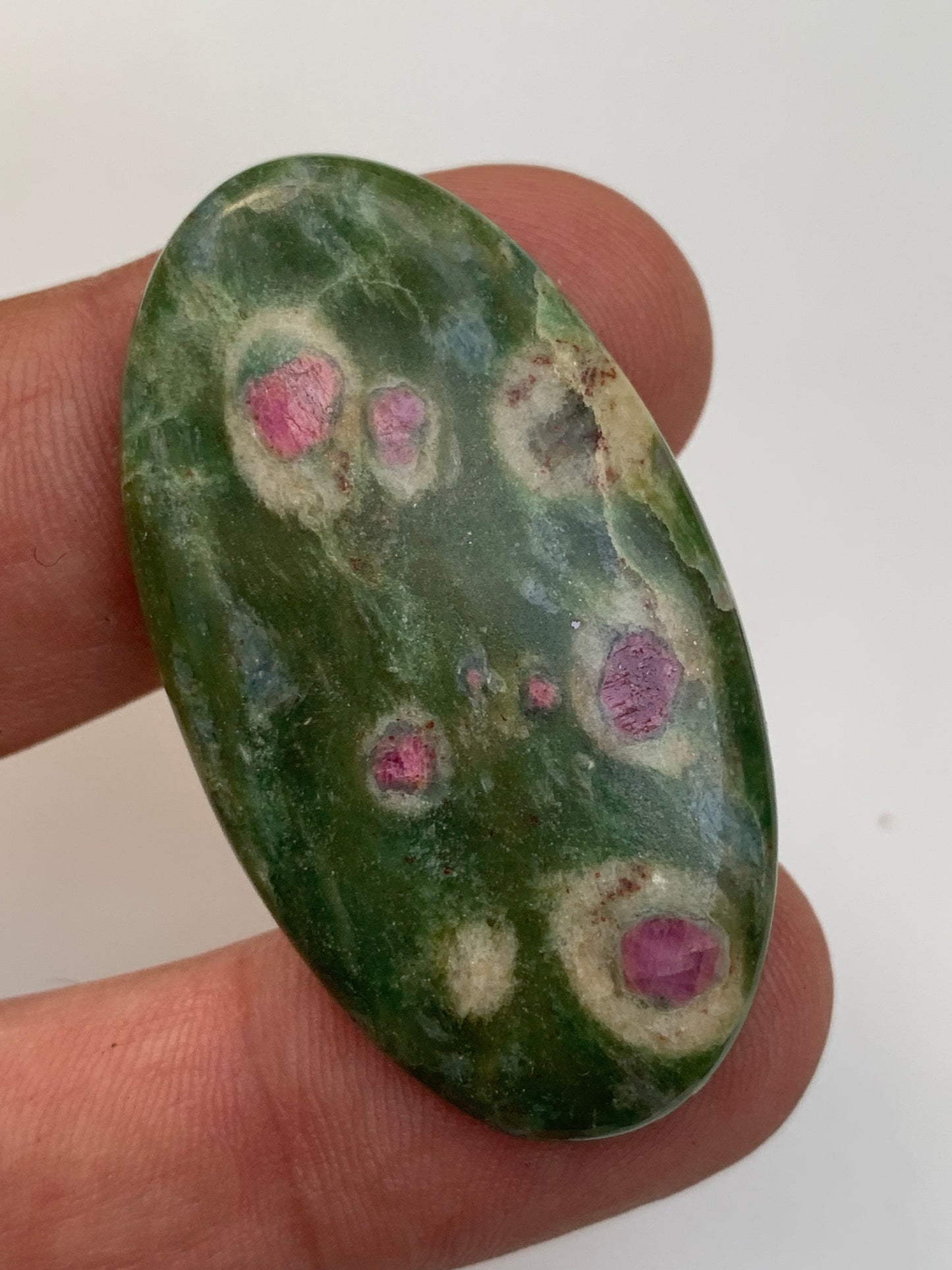 Rubis Fuchsite, cabochons au choix de 2,1 à 13,2 grammes. Taille de 17 à 48 mm. Parfait en collection, bijouterie, exposition...