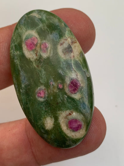 Rubis Fuchsite, cabochons au choix de 2,1 à 13,2 grammes. Taille de 17 à 48 mm. Parfait en collection, bijouterie, exposition...