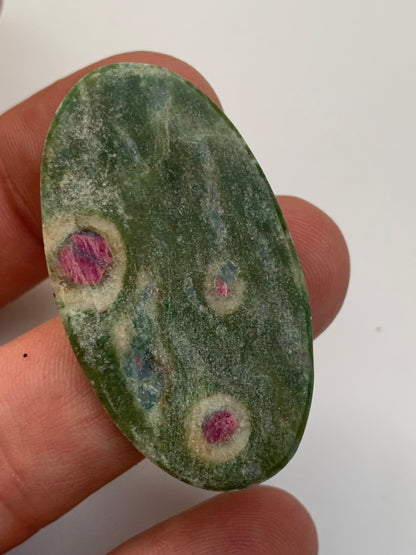Rubis Fuchsite, cabochons au choix de 2,1 à 13,2 grammes. Taille de 17 à 48 mm. Parfait en collection, bijouterie, exposition...