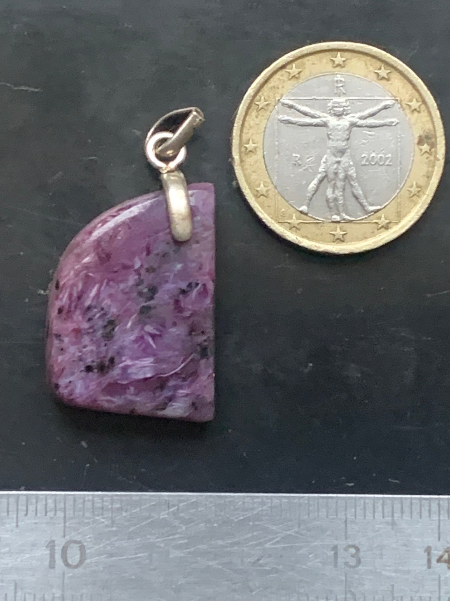 Charoïte, magnifique pendentif en Argent 925 de 35mm de hauteur x 18 de largeur x 7 d'épaisseur. Vendu avec cordon réglable de couleur noire !