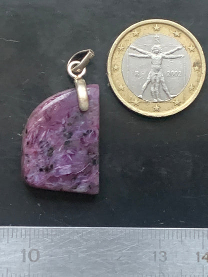 Charoïte, magnifique pendentif en Argent 925 de 35mm de hauteur x 18 de largeur x 7 d'épaisseur. Vendu avec cordon réglable de couleur noire !