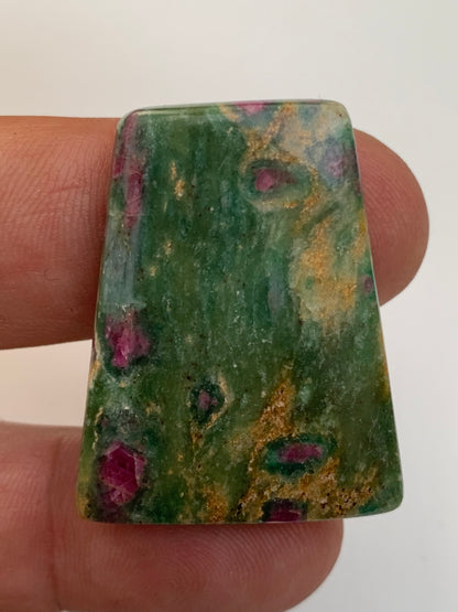 Rubis Fuchsite, cabochons au choix de 2,1 à 13,2 grammes. Taille de 17 à 48 mm. Parfait en collection, bijouterie, exposition...