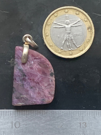 Charoïte, magnifique pendentif en Argent 925 de 35mm de hauteur x 18 de largeur x 7 d'épaisseur. Vendu avec cordon réglable de couleur noire !