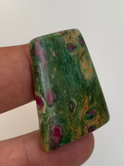 Rubis Fuchsite, cabochons au choix de 2,1 à 13,2 grammes. Taille de 17 à 48 mm. Parfait en collection, bijouterie, exposition...