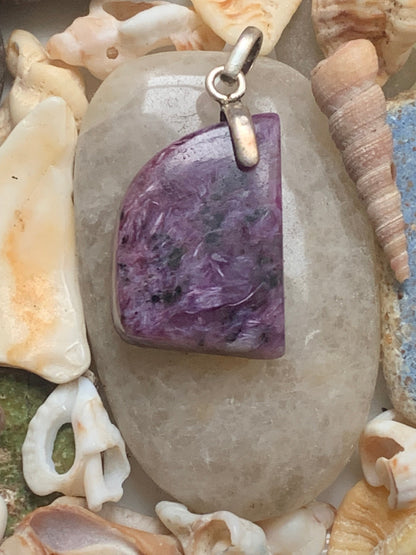 Charoïte, magnifique pendentif en Argent 925 de 35mm de hauteur x 18 de largeur x 7 d'épaisseur. Vendu avec cordon réglable de couleur noire !