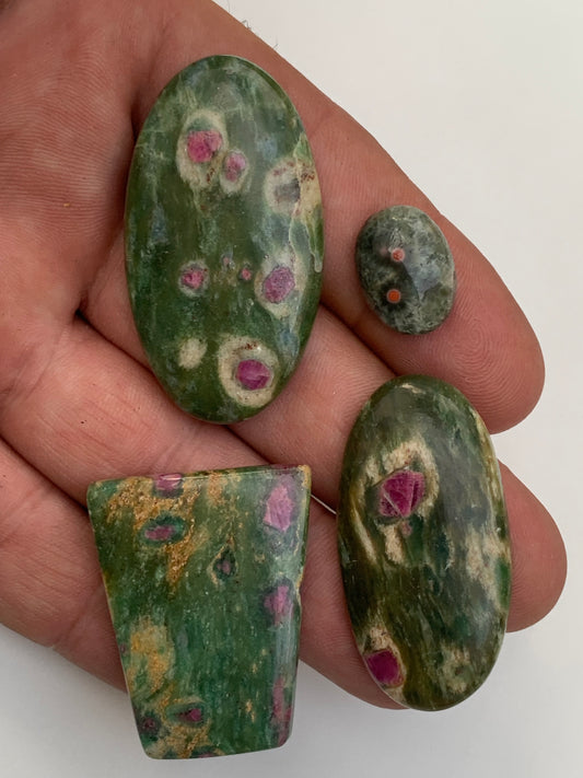 Rubis Fuchsite, cabochons au choix de 2,1 à 13,2 grammes. Taille de 17 à 48 mm. Parfait en collection, bijouterie, exposition...