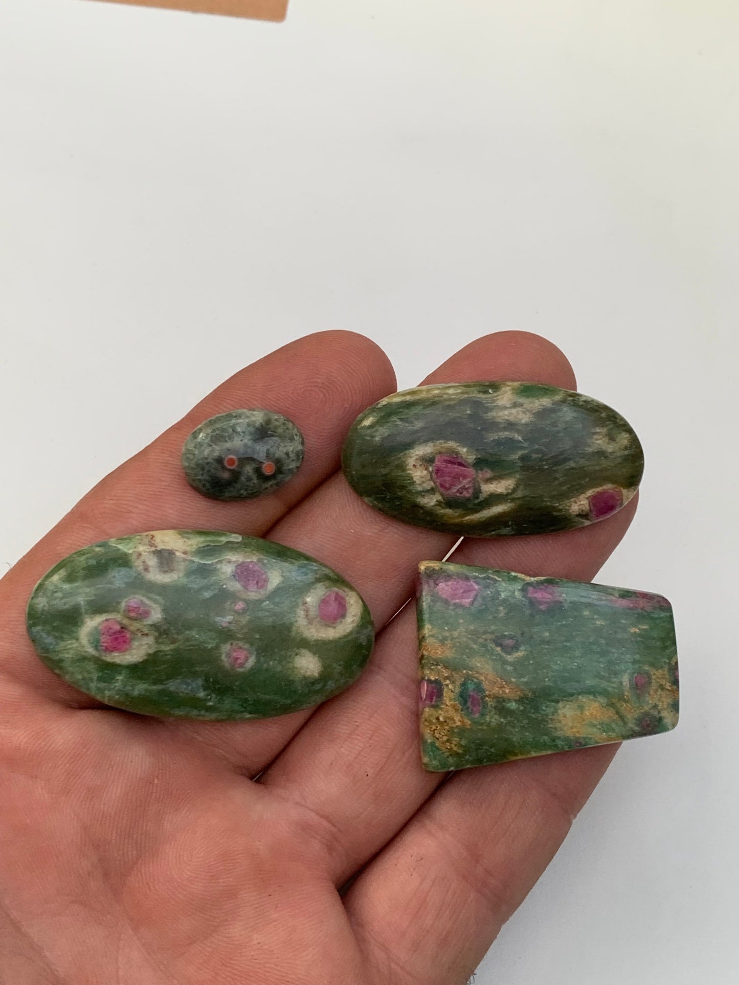 Rubis Fuchsite, cabochons au choix de 2,1 à 13,2 grammes. Taille de 17 à 48 mm. Parfait en collection, bijouterie, exposition...