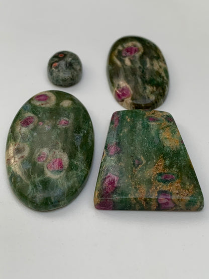 Rubis Fuchsite, cabochons au choix de 2,1 à 13,2 grammes. Taille de 17 à 48 mm. Parfait en collection, bijouterie, exposition...