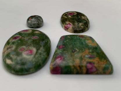 Rubis Fuchsite, cabochons au choix de 2,1 à 13,2 grammes. Taille de 17 à 48 mm. Parfait en collection, bijouterie, exposition...