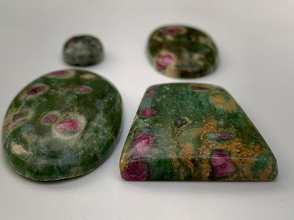 Rubis Fuchsite, cabochons au choix de 2,1 à 13,2 grammes. Taille de 17 à 48 mm. Parfait en collection, bijouterie, exposition...
