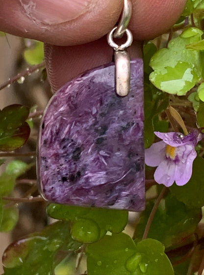 Charoïte, magnifique pendentif en Argent 925 de 35mm de hauteur x 18 de largeur x 7 d'épaisseur. Vendu avec cordon réglable de couleur noire !