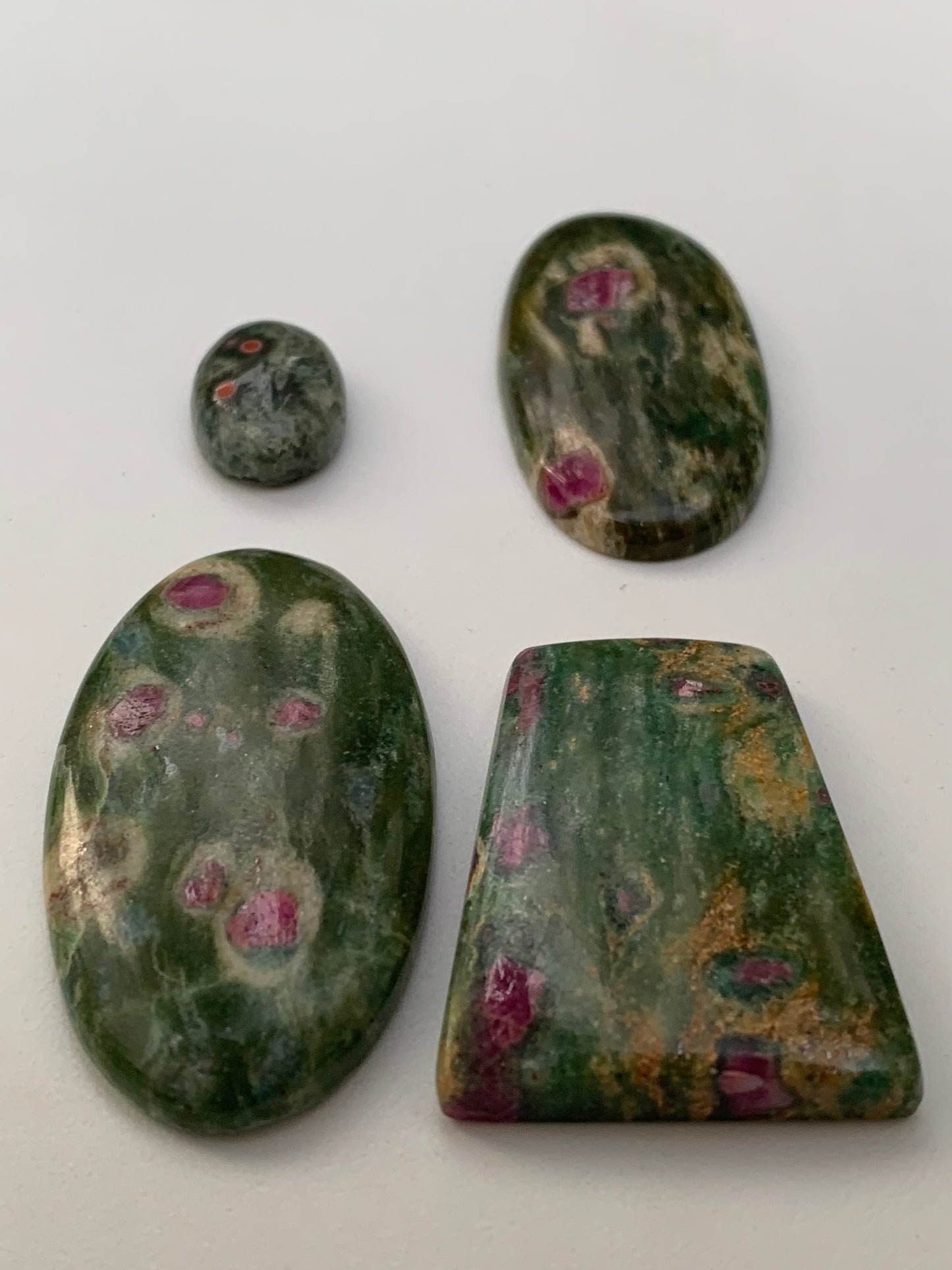 Rubis Fuchsite, cabochons au choix de 2,1 à 13,2 grammes. Taille de 17 à 48 mm. Parfait en collection, bijouterie, exposition...