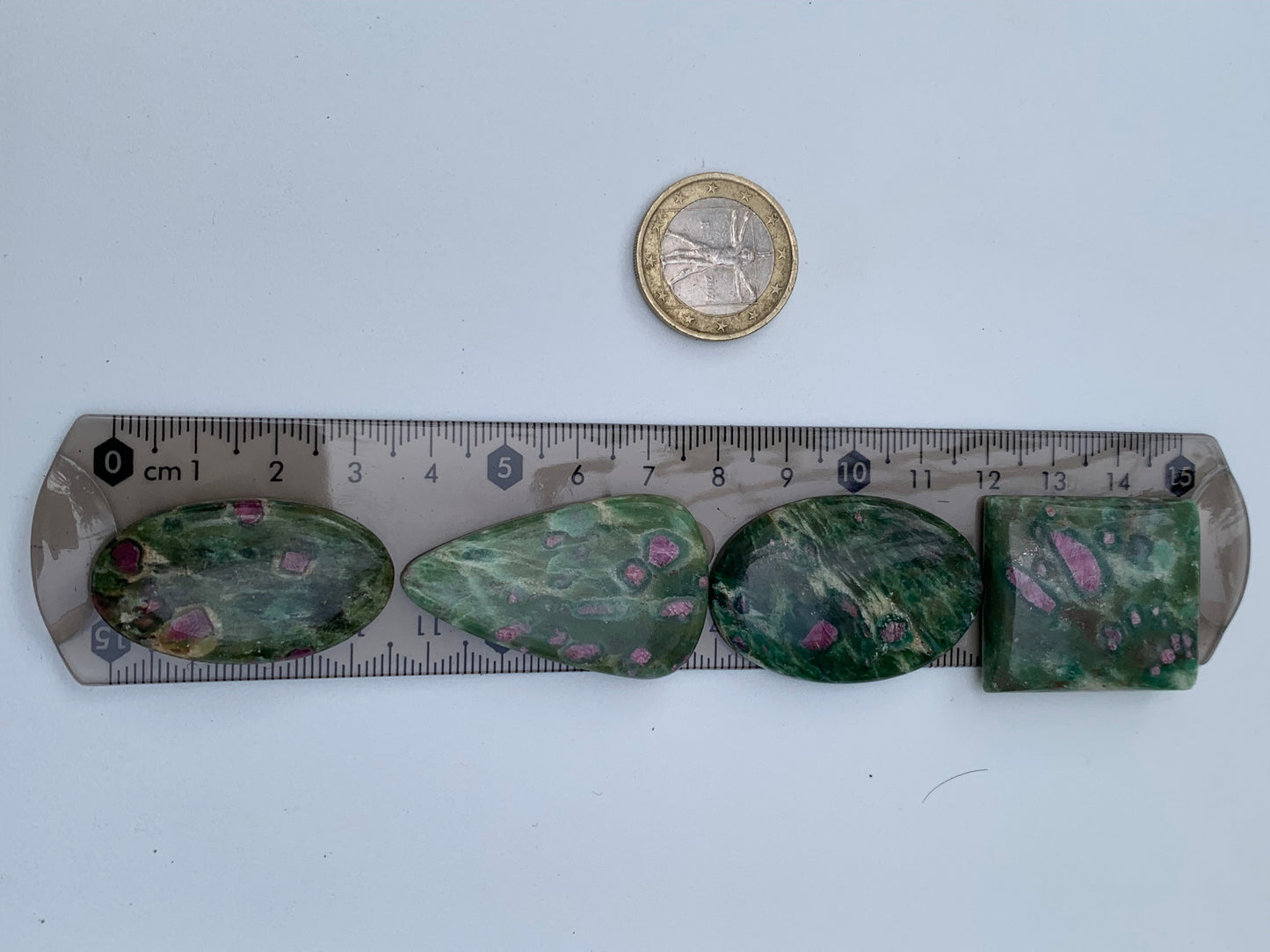 Rubis Fuchsite, cabochons au choix de 7,2 à 14,3 gr. - 37 à 42 mm. Parfait en collection, bijouterie, exposition...