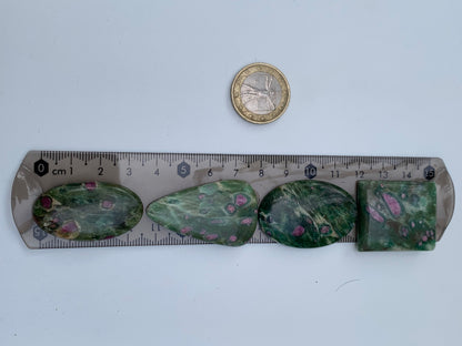 Rubis Fuchsite, cabochons au choix de 7,2 à 14,3 gr. - 37 à 42 mm. Parfait en collection, bijouterie, exposition...