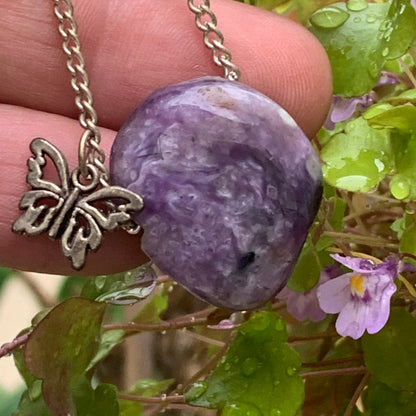 Charoïte, pendentif en Argent 925 de 27mm de hauteur x 21 de largeur x 10 d'épaisseur. Vendu avec cordon réglable de couleur noire !