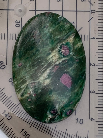 Rubis Fuchsite, cabochons au choix de 7,2 à 14,3 gr. - 37 à 42 mm. Parfait en collection, bijouterie, exposition...