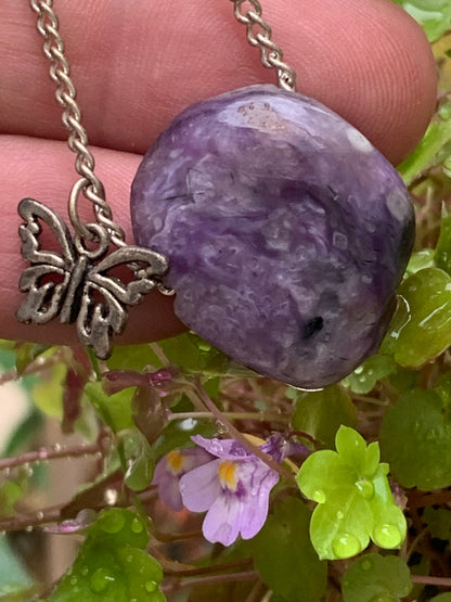 Charoïte, pendentif en Argent 925 de 27mm de hauteur x 21 de largeur x 10 d'épaisseur. Vendu avec cordon réglable de couleur noire !