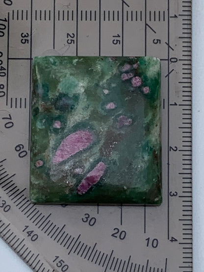 Rubis Fuchsite, cabochons au choix de 7,2 à 14,3 gr. - 37 à 42 mm. Parfait en collection, bijouterie, exposition...