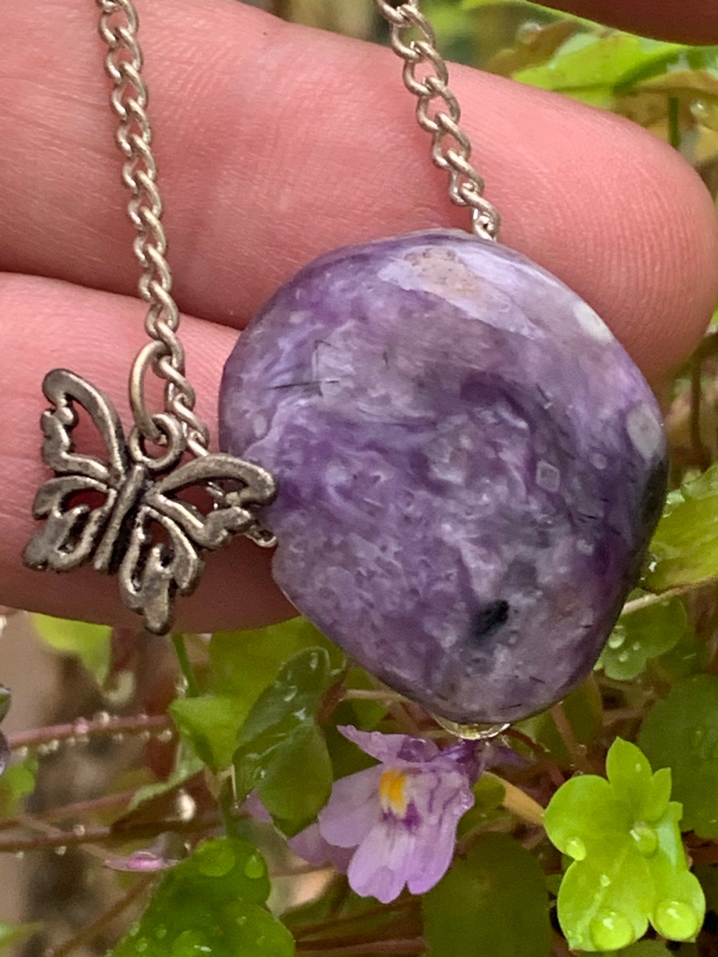 Charoïte, pendentif en Argent 925 de 27mm de hauteur x 21 de largeur x 10 d'épaisseur. Vendu avec cordon réglable de couleur noire !