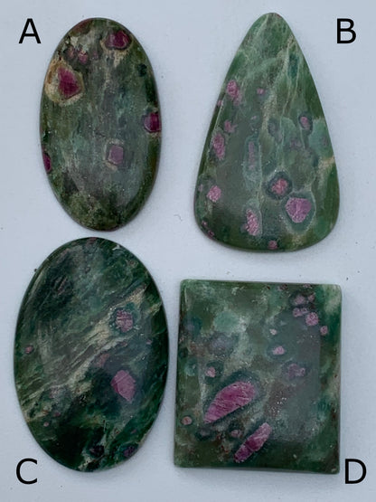Rubis Fuchsite, cabochons au choix de 7,2 à 14,3 gr. - 37 à 42 mm. Parfait en collection, bijouterie, exposition...
