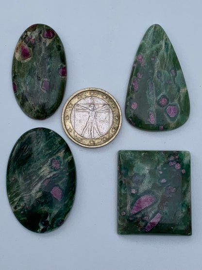 Rubis Fuchsite, cabochons au choix de 7,2 à 14,3 gr. - 37 à 42 mm. Parfait en collection, bijouterie, exposition...