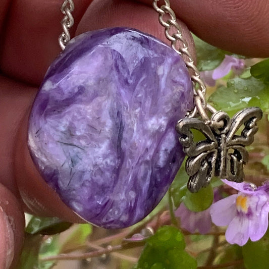 Charoïte, pendentif en Argent 925 de 27mm de hauteur x 21 de largeur x 10 d'épaisseur. Vendu avec cordon réglable de couleur noire !
