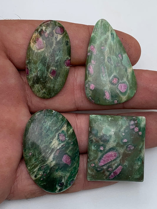Rubis Fuchsite, cabochons au choix de 7,2 à 14,3 gr. - 37 à 42 mm. Parfait en collection, bijouterie, exposition...