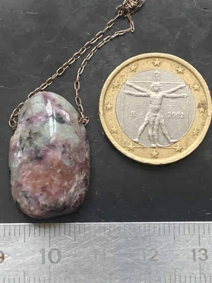 Charoïte, pendentif en Argent 925 de 25mm de hauteur x 16 de largeur x 10 d'épaisseur. Vendu avec cordon réglable de couleur noire !