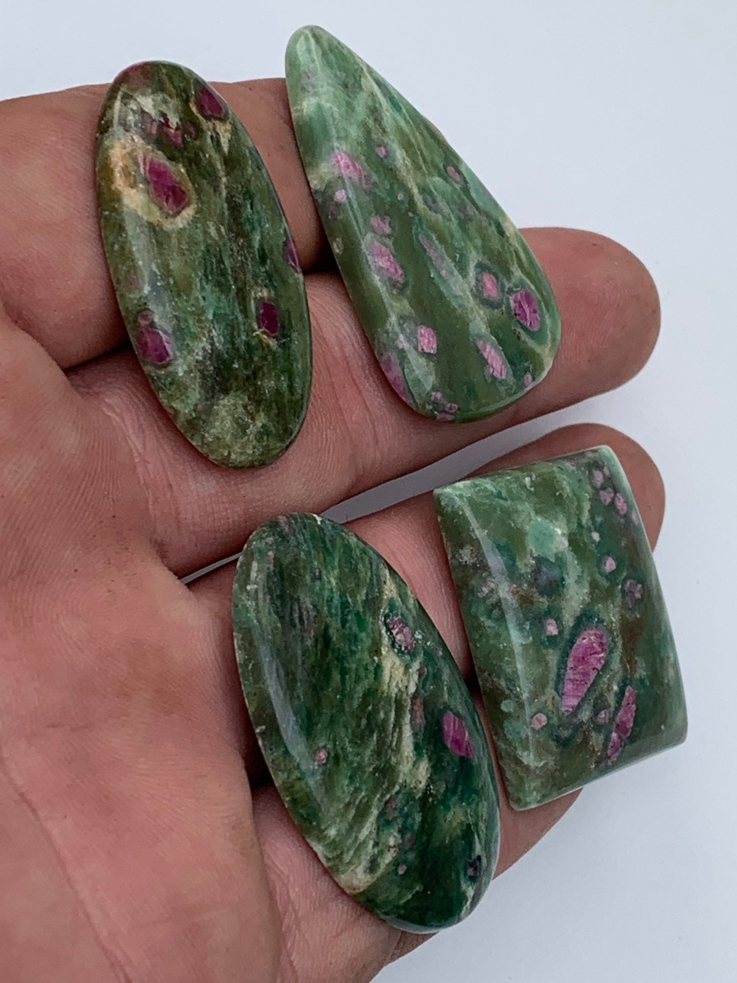 Rubis Fuchsite, cabochons au choix de 7,2 à 14,3 gr. - 37 à 42 mm. Parfait en collection, bijouterie, exposition...
