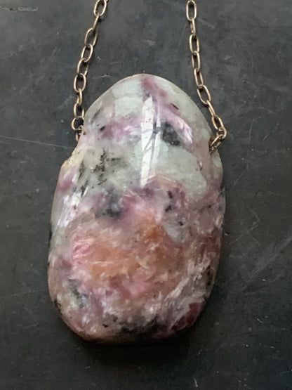 Charoïte, pendentif en Argent 925 de 25mm de hauteur x 16 de largeur x 10 d'épaisseur. Vendu avec cordon réglable de couleur noire !