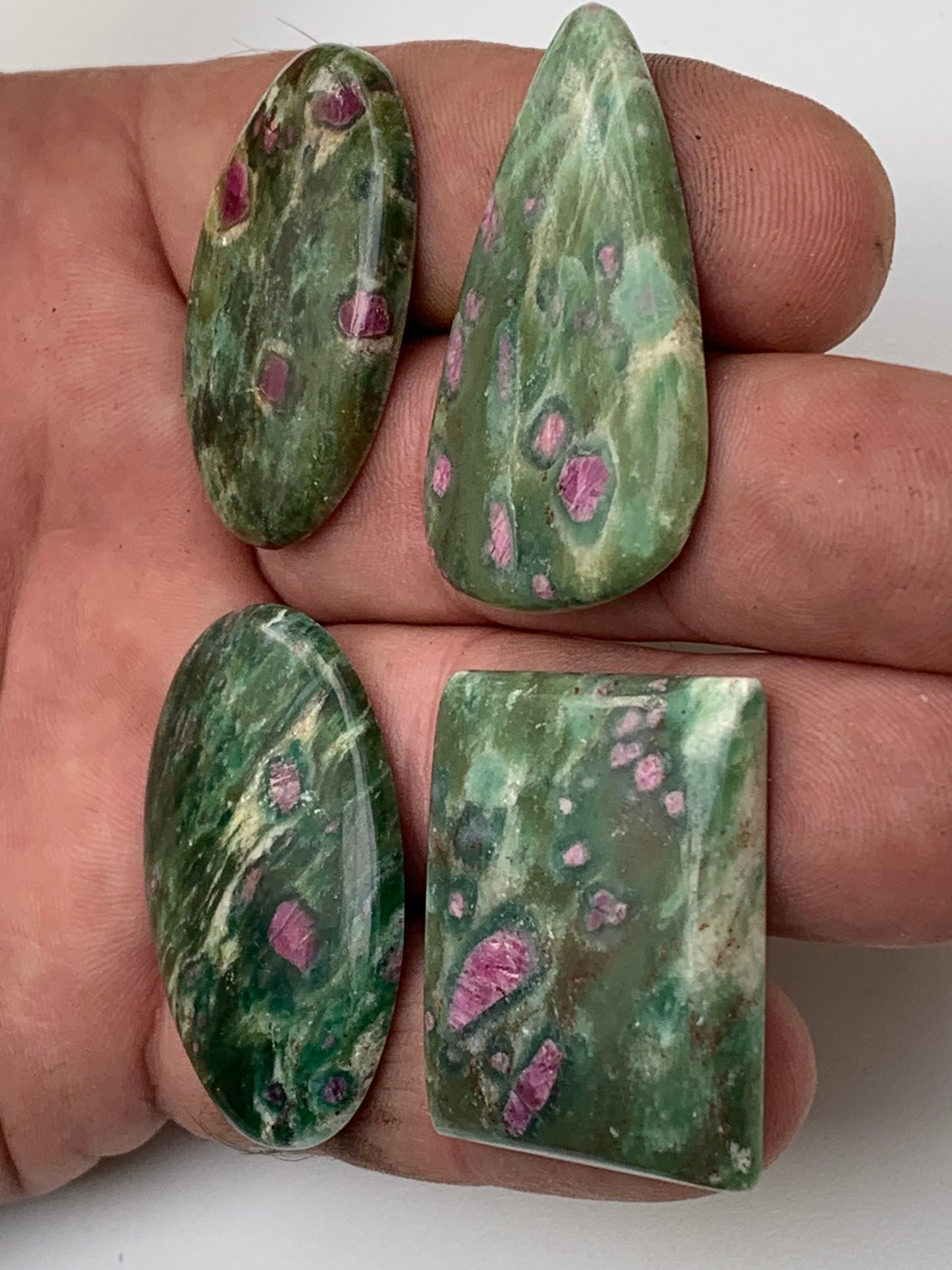 Rubis Fuchsite, cabochons au choix de 7,2 à 14,3 gr. - 37 à 42 mm. Parfait en collection, bijouterie, exposition...