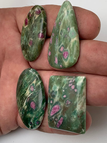 Rubis Fuchsite, cabochons au choix de 7,2 à 14,3 gr. - 37 à 42 mm. Parfait en collection, bijouterie, exposition...