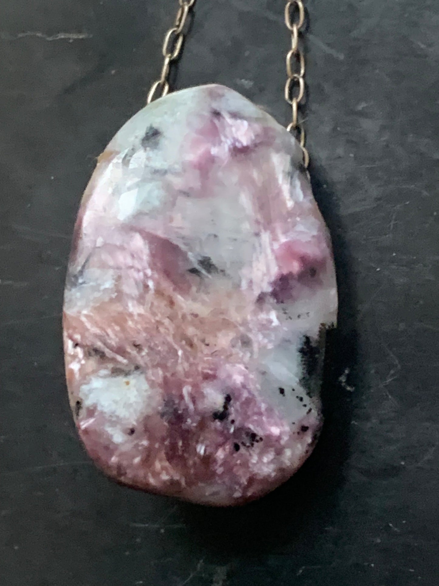 Charoïte, pendentif en Argent 925 de 25mm de hauteur x 16 de largeur x 10 d'épaisseur. Vendu avec cordon réglable de couleur noire !