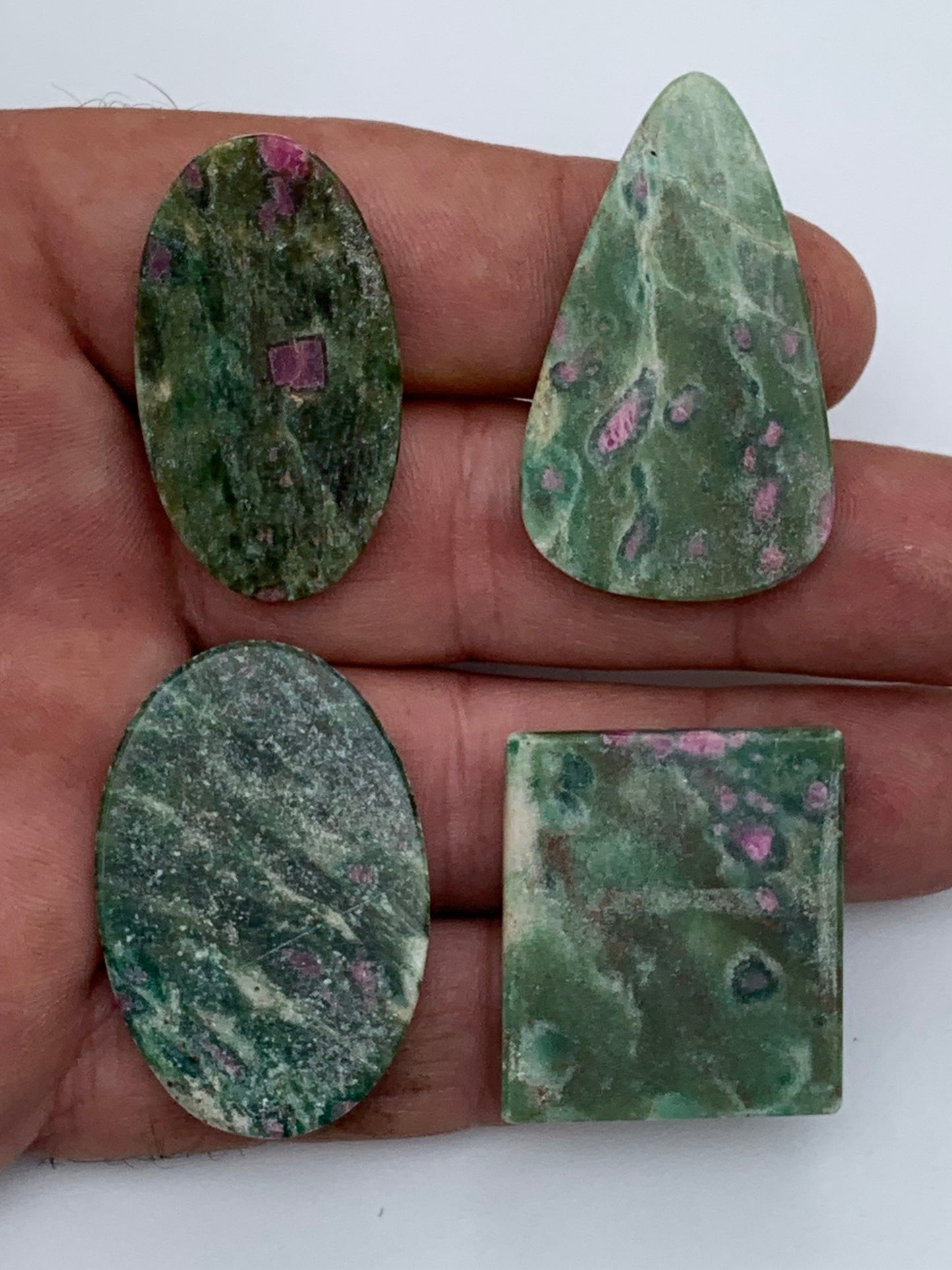 Rubis Fuchsite, cabochons au choix de 7,2 à 14,3 gr. - 37 à 42 mm. Parfait en collection, bijouterie, exposition...