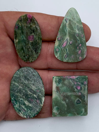 Rubis Fuchsite, cabochons au choix de 7,2 à 14,3 gr. - 37 à 42 mm. Parfait en collection, bijouterie, exposition...