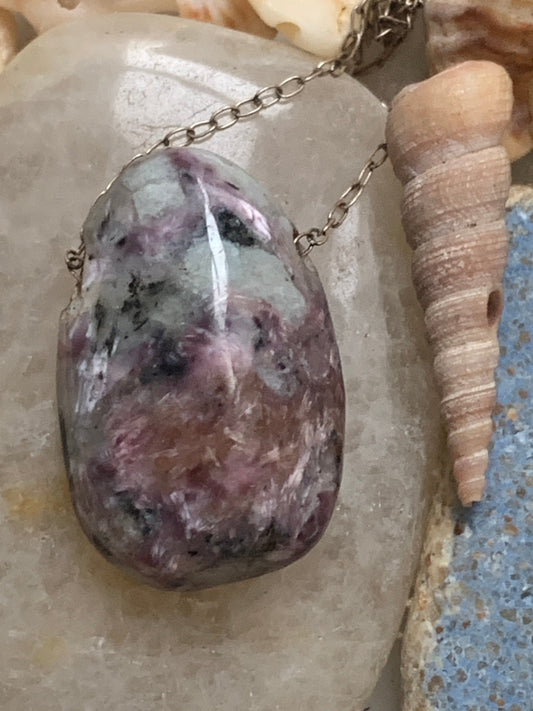 Charoïte, pendentif en Argent 925 de 25mm de hauteur x 16 de largeur x 10 d'épaisseur. Vendu avec cordon réglable de couleur noire !