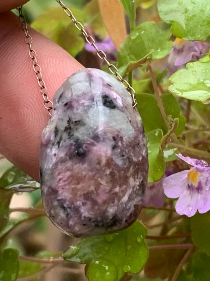 Charoïte, pendentif en Argent 925 de 25mm de hauteur x 16 de largeur x 10 d'épaisseur. Vendu avec cordon réglable de couleur noire !