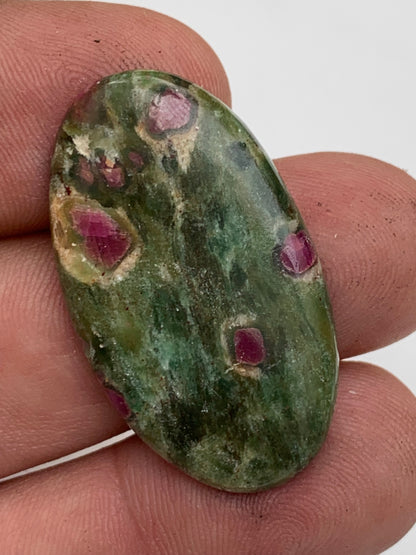 Rubis Fuchsite, cabochons au choix de 7,2 à 14,3 gr. - 37 à 42 mm. Parfait en collection, bijouterie, exposition...