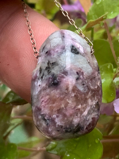 Charoïte, pendentif en Argent 925 de 25mm de hauteur x 16 de largeur x 10 d'épaisseur. Vendu avec cordon réglable de couleur noire !