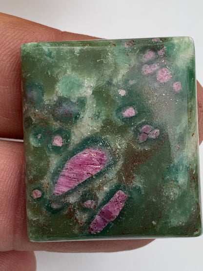Rubis Fuchsite, cabochons au choix de 7,2 à 14,3 gr. - 37 à 42 mm. Parfait en collection, bijouterie, exposition...
