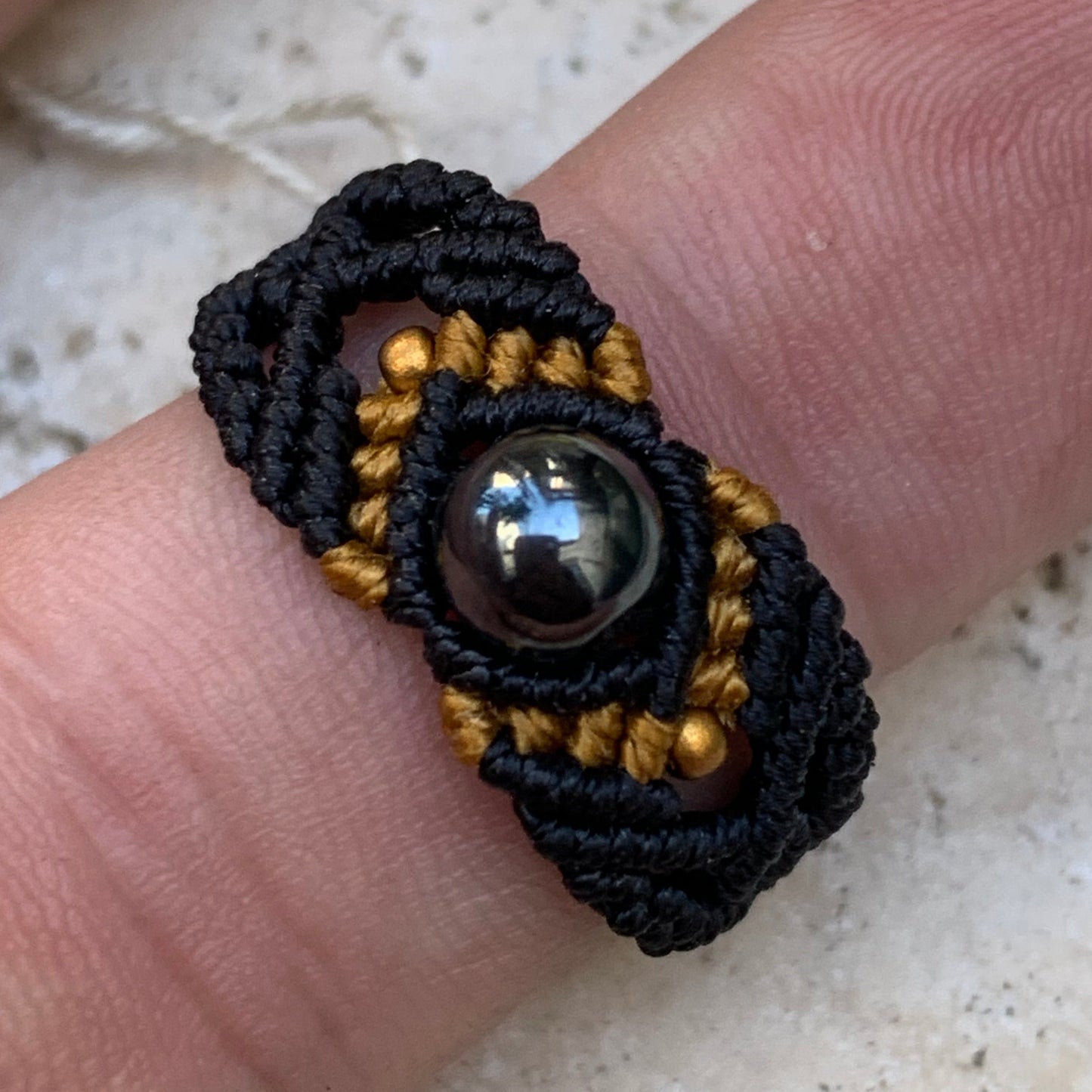 🧵 Bague fait main en coton résistant et perles AAA – Taille au choix, finitions soignées et sur mesure !