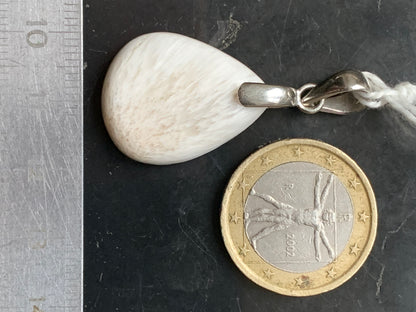 Scolécite (famille des zéolites), pendentif en Argent 925 de 40mm de hauteur x 20 de largeur x 5 d'épaisseur. Vendu avec cordon réglable de couleur noire !