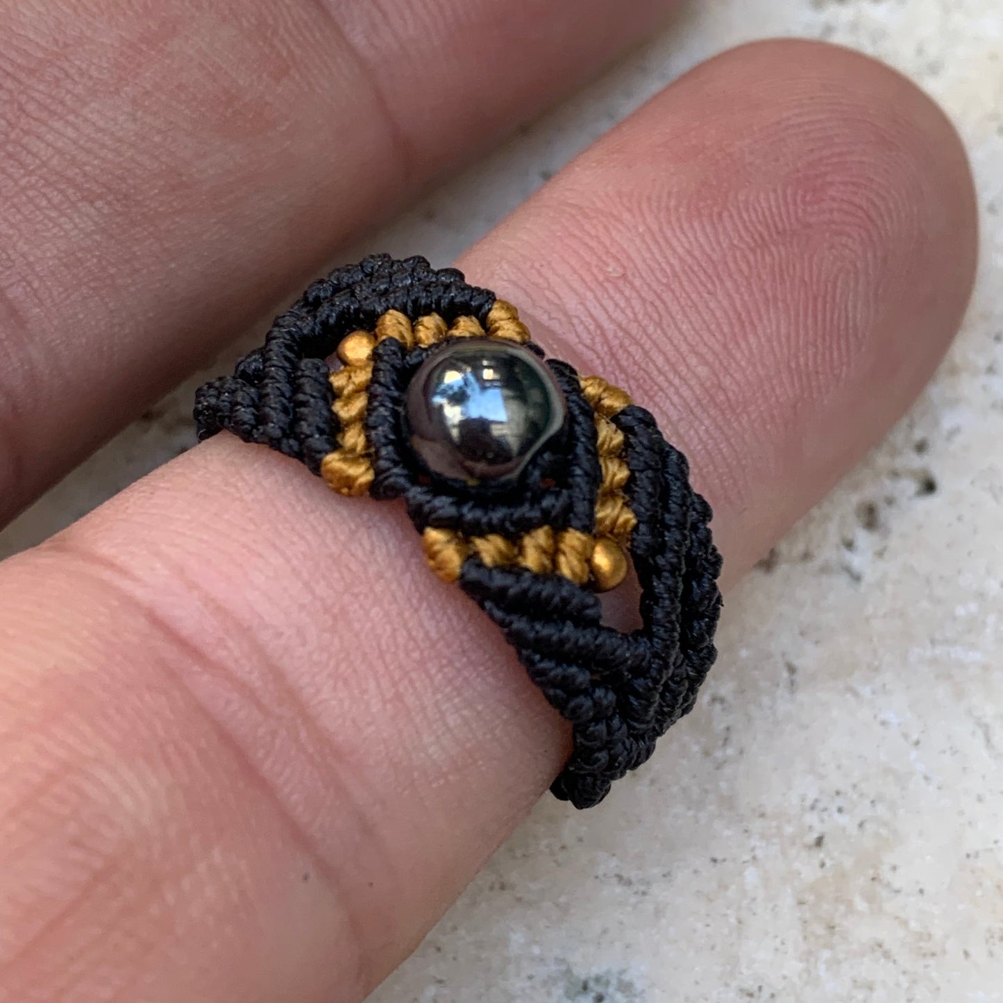 🧵 Bague fait main en coton résistant et perles AAA – Taille au choix, finitions soignées et sur mesure !