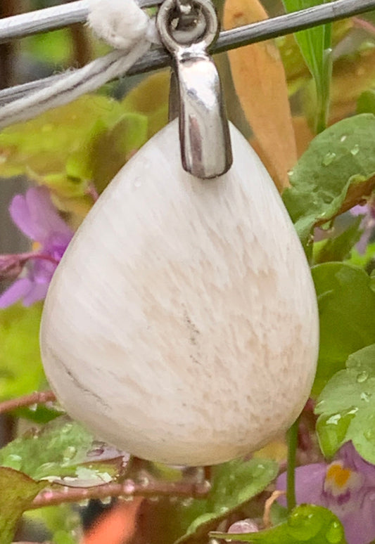 Scolécite (famille des zéolites), pendentif en Argent 925 de 40mm de hauteur x 20 de largeur x 5 d'épaisseur. Vendu avec cordon réglable de couleur noire !