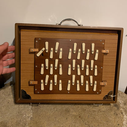 Shruti Box de qualité supérieure - Au choix en 432 ou 440 hertz. Marque 'Monoj Kumar Sardar & B.' - 3 rangées d'octaves. 41 × 32 × 8,50cm - 5,90 kg. Vendu avec housse !