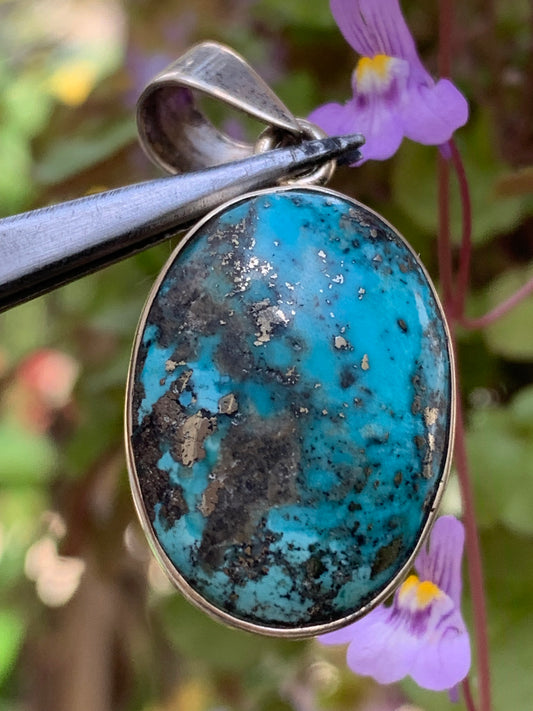 Turquoise Perse ! Pendentif en Argent 925 de 40mm de hauteur x 19 de largeur x 9 d'épaisseur. Vendu avec cordon réglable de couleur noire !