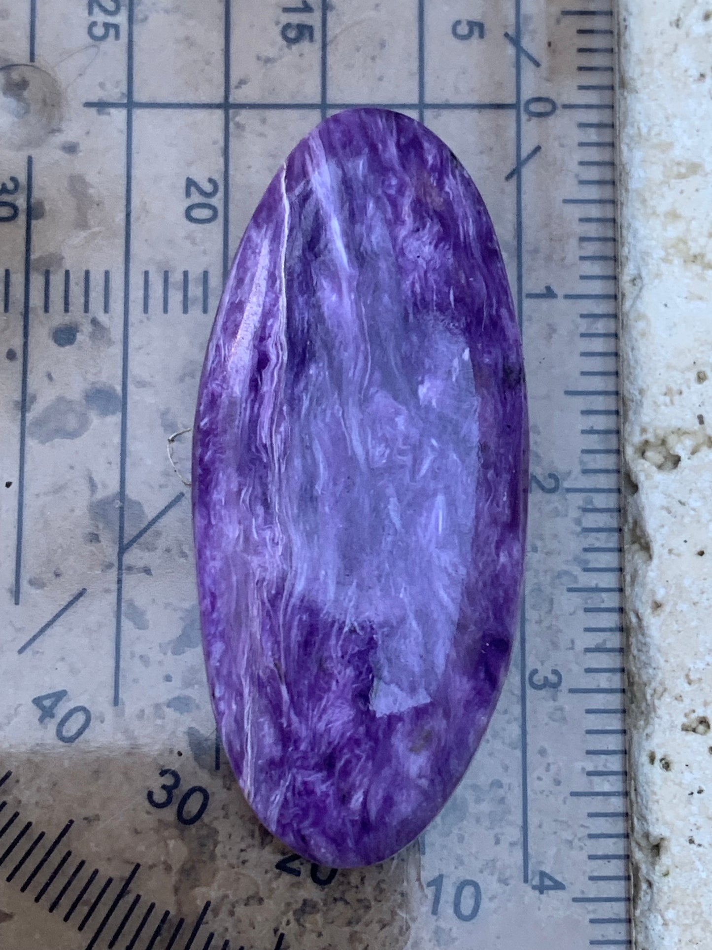 Charoïte, cabochon de 36 mm x 17 x 6 - 5,9 grammes. Parfait en bijouterie, collection ,exposition, etc