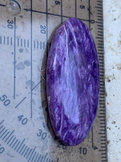 Charoïte, cabochon de 36 mm x 17 x 6 - 5,9 grammes. Parfait en bijouterie, collection ,exposition, etc