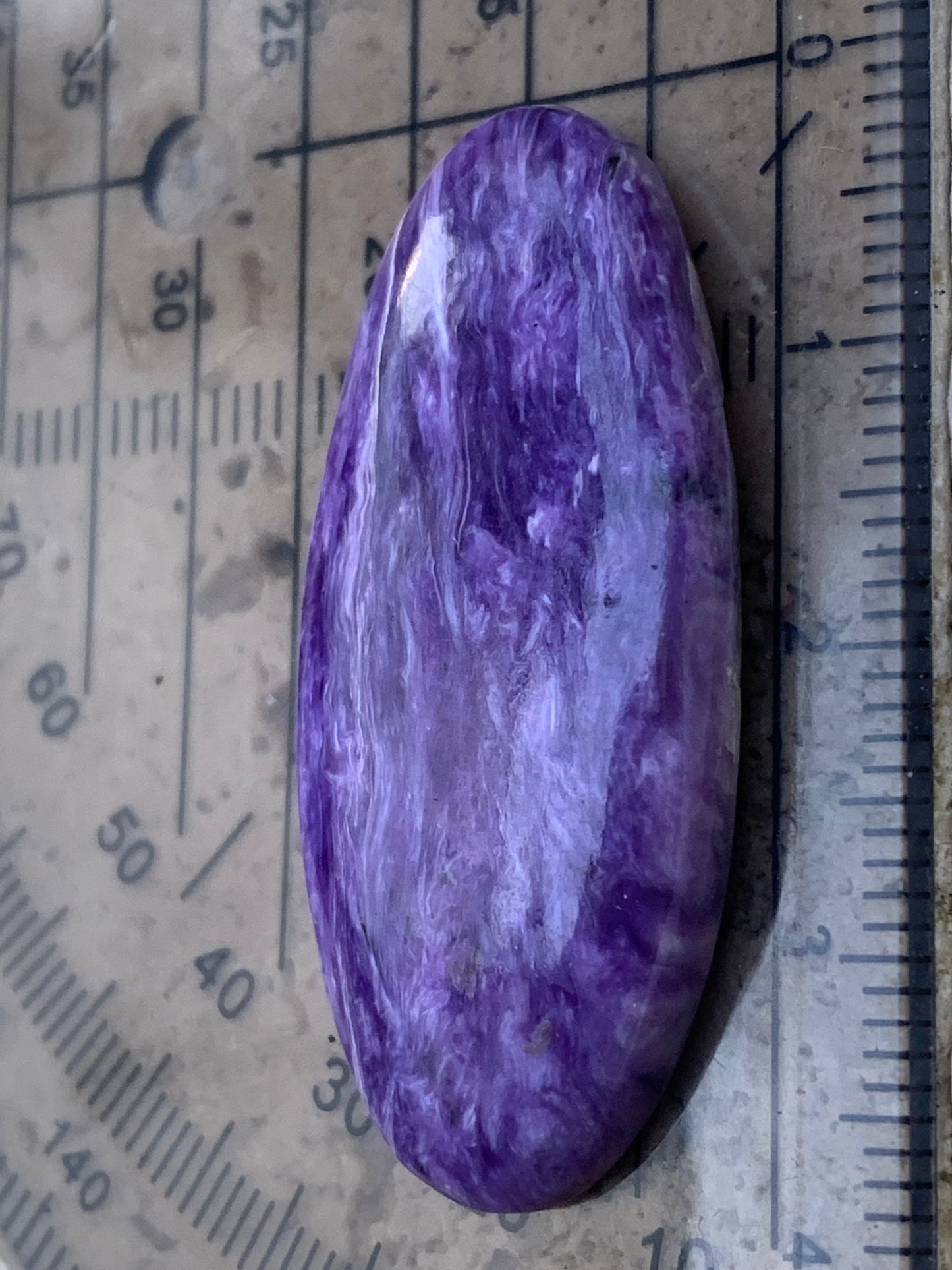 Charoïte, cabochon de 36 mm x 17 x 6 - 5,9 grammes. Parfait en bijouterie, collection ,exposition, etc