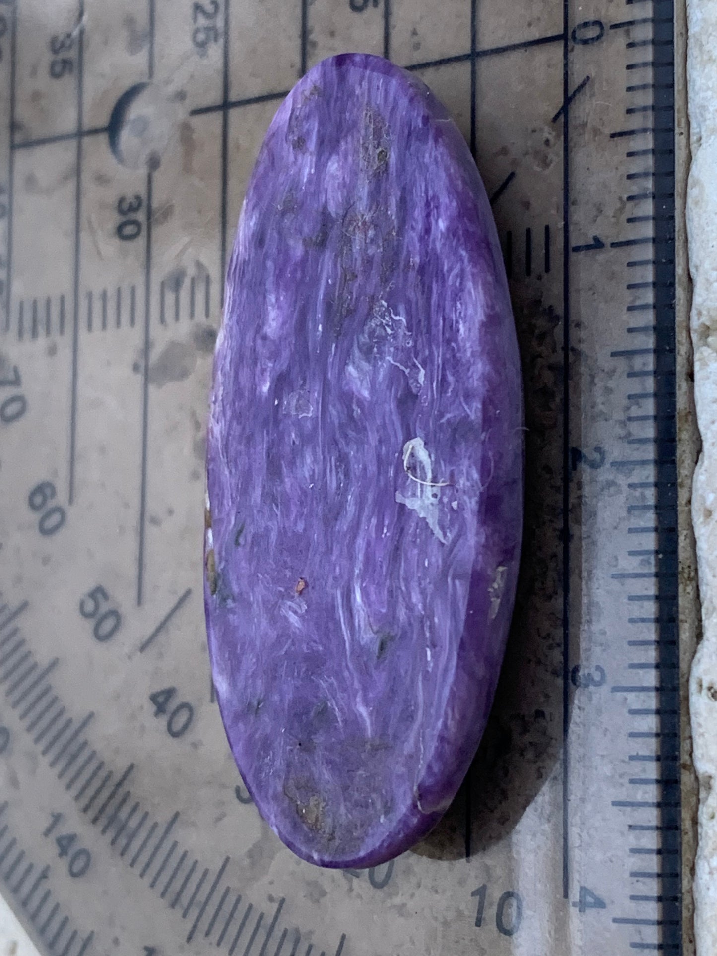 Charoïte, cabochon de 36 mm x 17 x 6 - 5,9 grammes. Parfait en bijouterie, collection ,exposition, etc